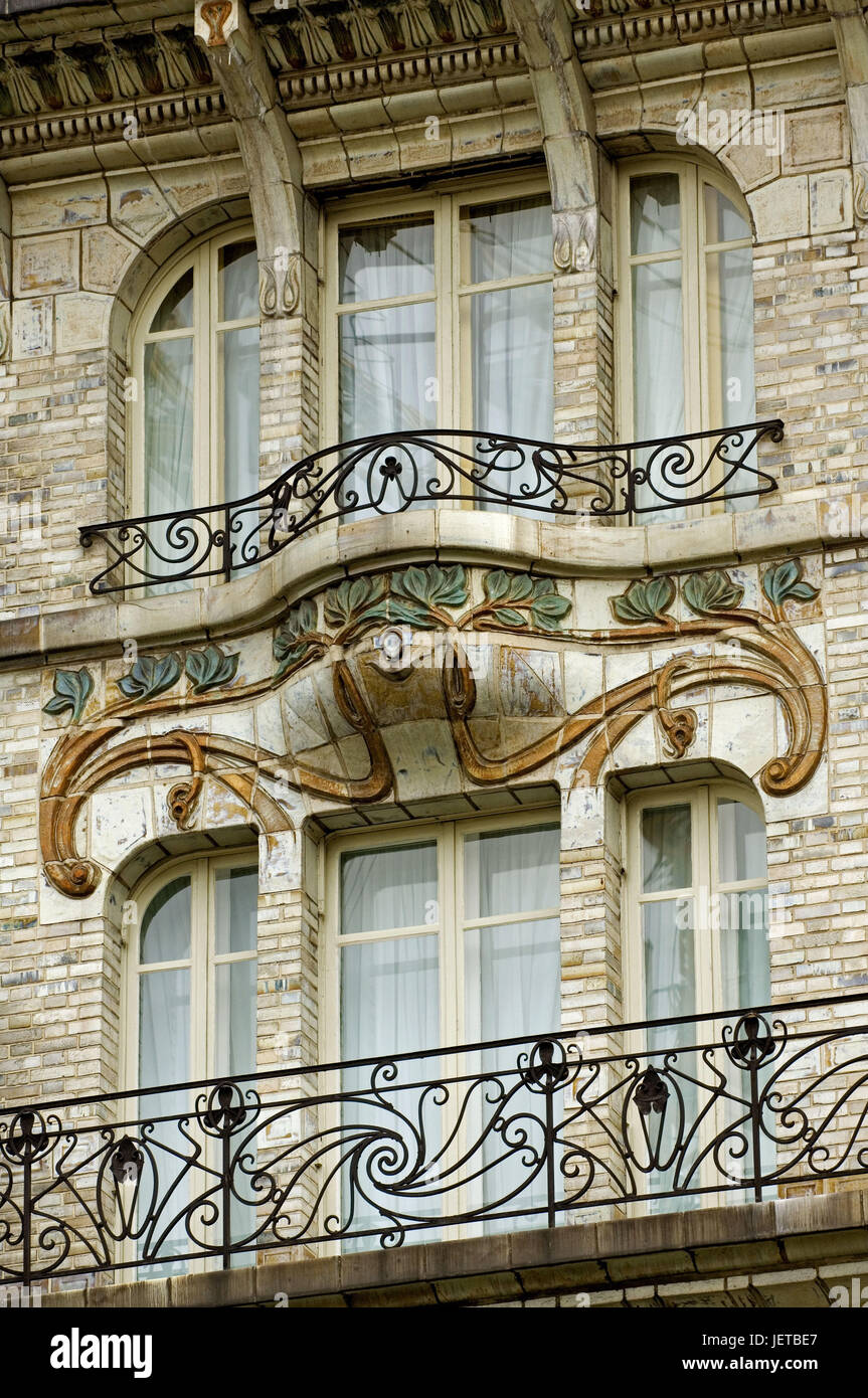 Francia, París, Rue Wagram, hotel de fachada, cerámica, balcón, detalle Foto de stock