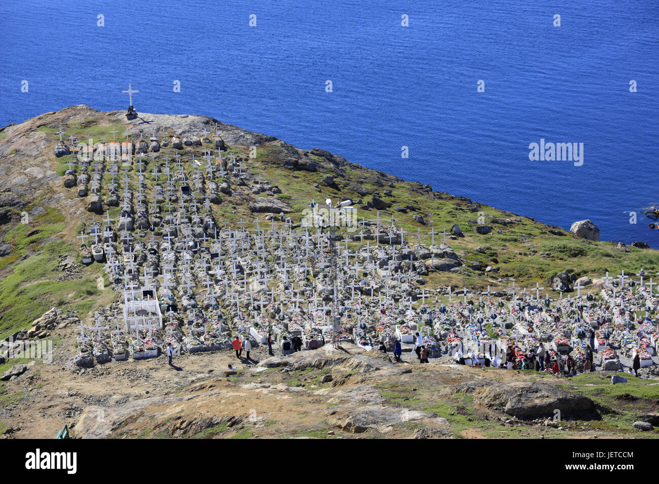 Groenlandia Upernavik, Costa de bilis, cementerio, vista mar, el noroeste de Groenlandia, costa, paisajes costeros, el agua, el Ártico, tumbas, cruces, la fe, la religión, el cristianismo, la muerte, la esperanza, la tristeza, la persona, familiares y visitantes. Foto de stock