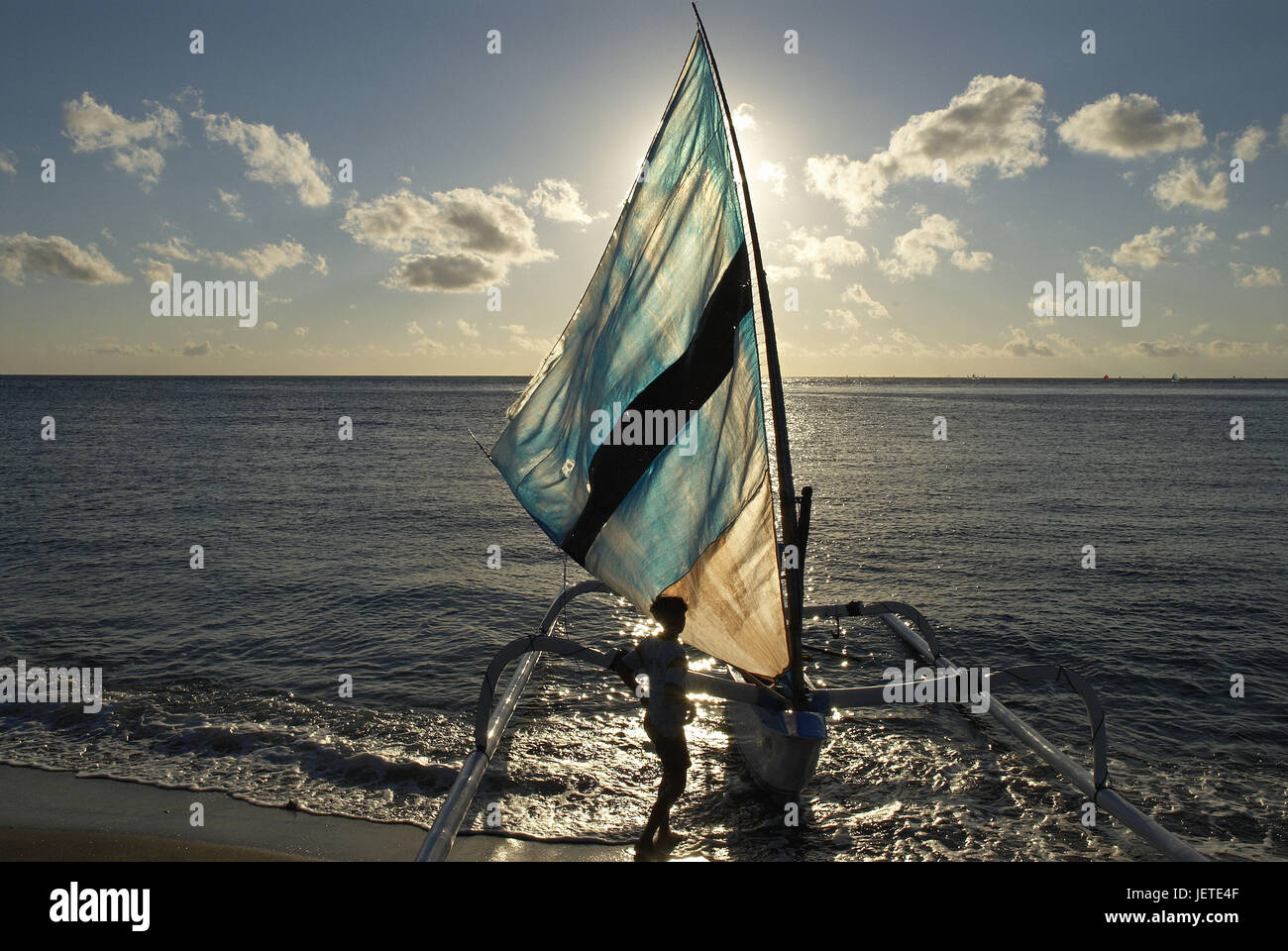 Asia, Indonesia, Bali, Amed, barco de pesca en la playa Foto de stock
