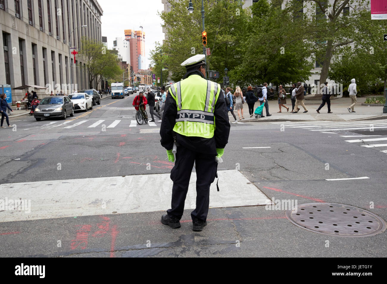 Tráfico de nypd cop en las calles de la ciudad de Nueva York EE.UU. Foto de stock