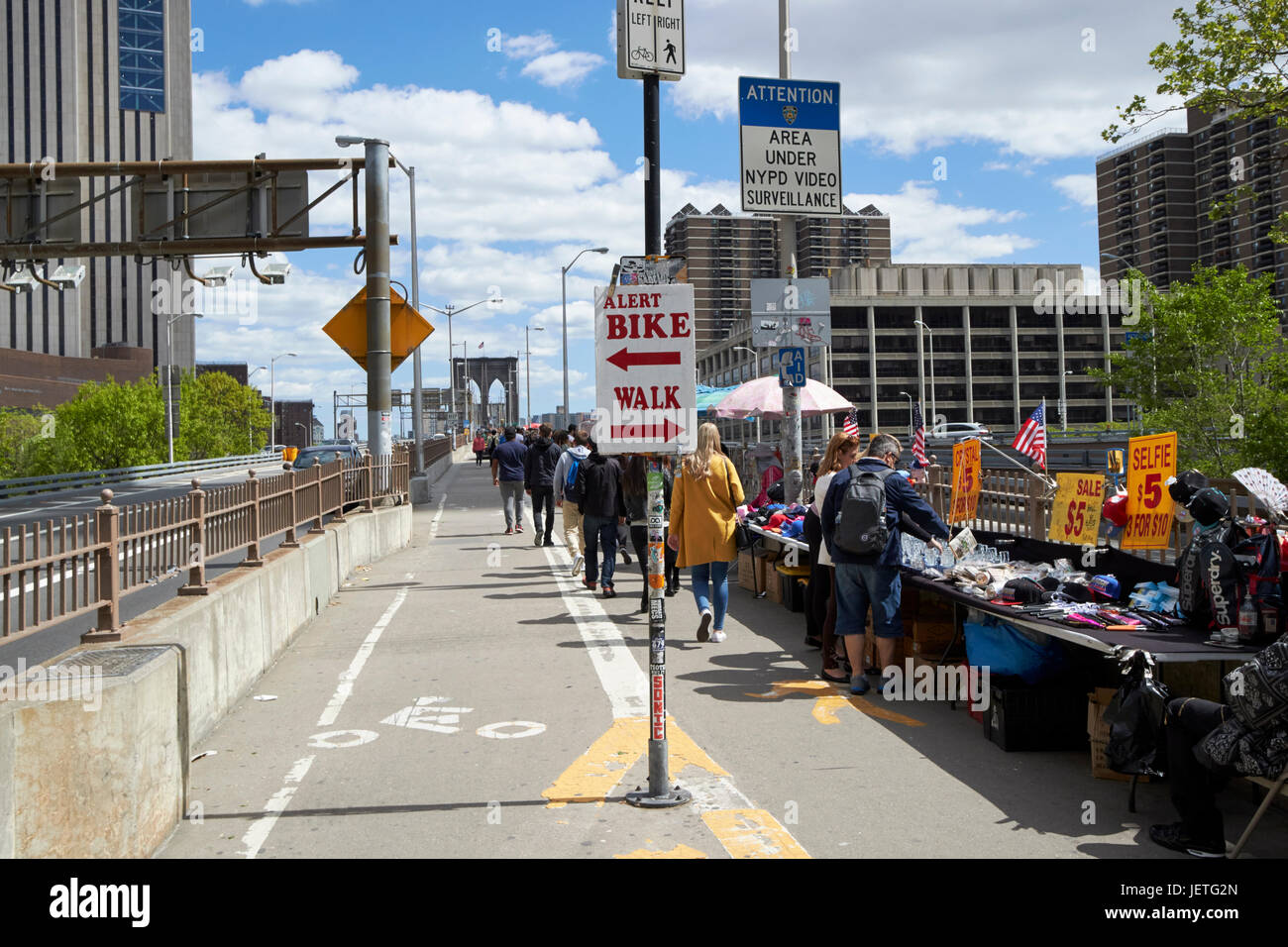Carril bici y caminar Lane en la ruta de entrada al puente de Brooklyn, Nueva York, Estados Unidos Foto de stock