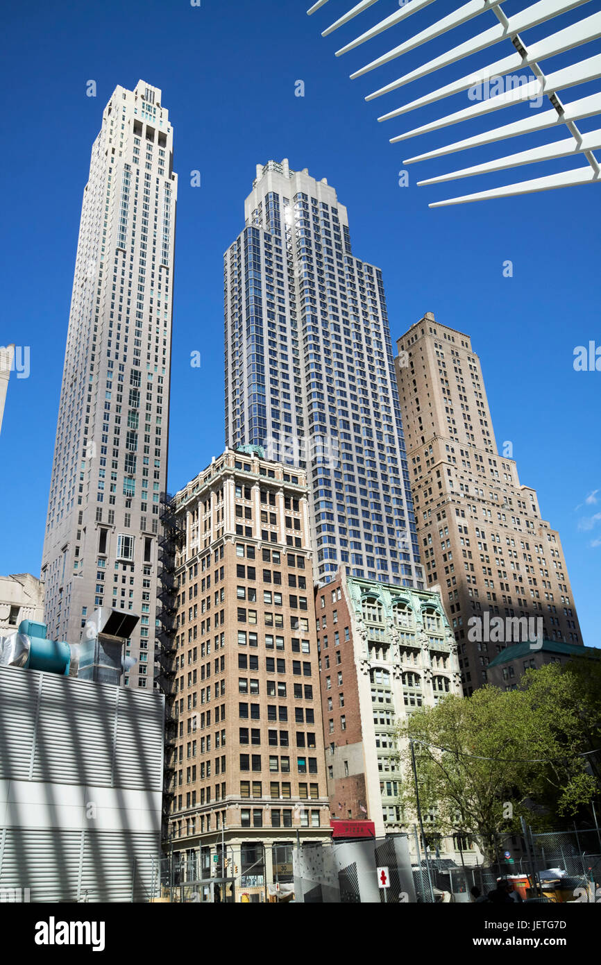 Four Seasons Hotel y residencias privadas, Edificio torre de Barclay y transporte de la ciudad de Manhattan, Nueva York, EE.UU. Foto de stock