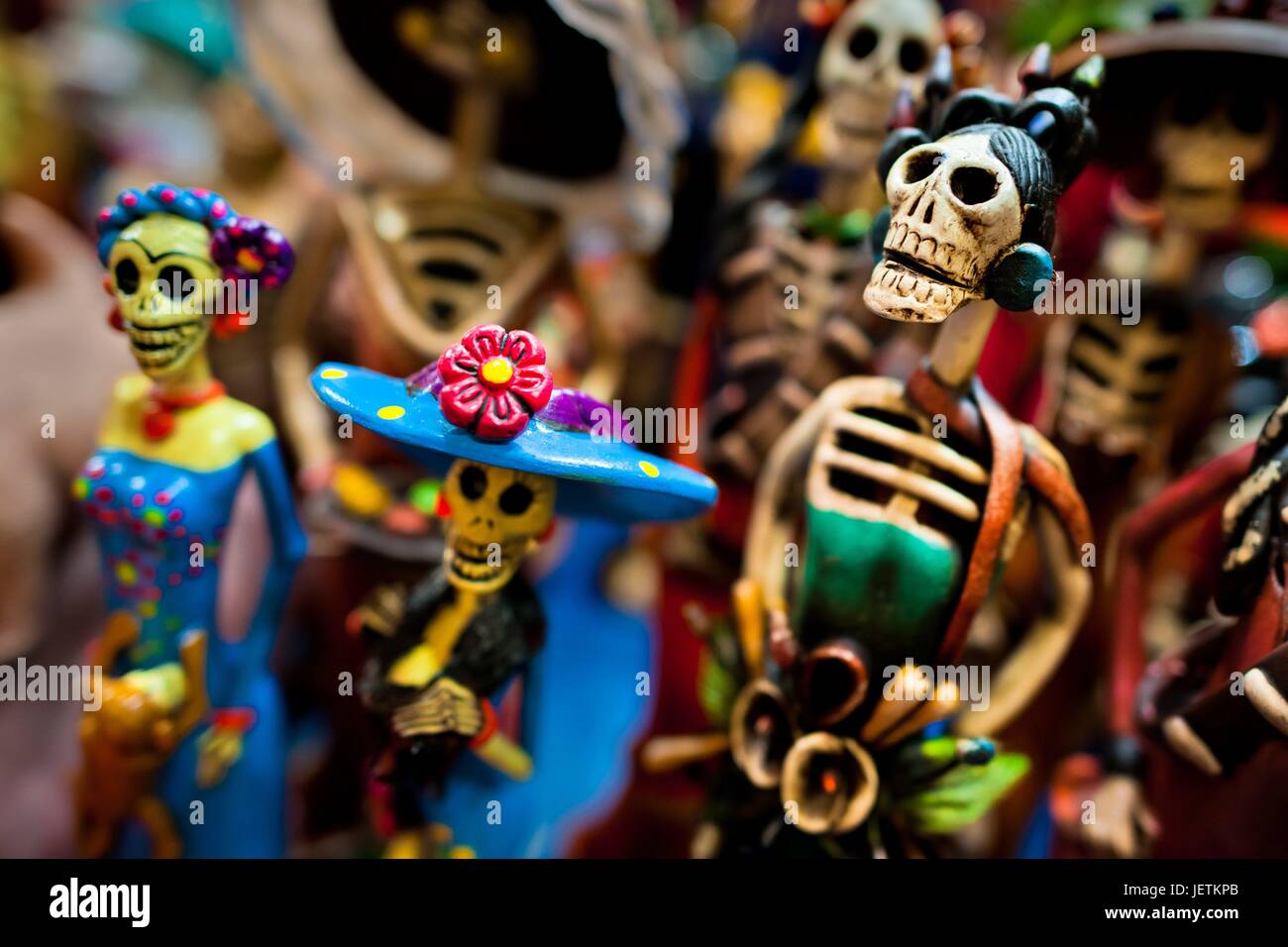 linda conservador jardín Calaca figurillas son vendidos en el mercado durante la celebración del Día  de los muertos en la Ciudad de México, México, 29 de octubre de 2016.  Cráneos, esqueletos y la otra muerte