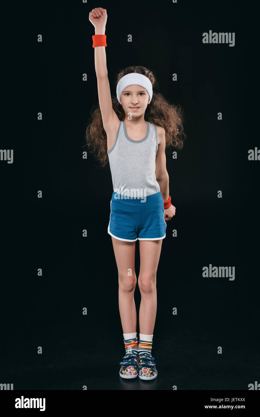 Chica en ropa deportiva el ejercicio aislado en negro. Actuando de niños,  los niños de 11 años concepto Fotografía de stock - Alamy