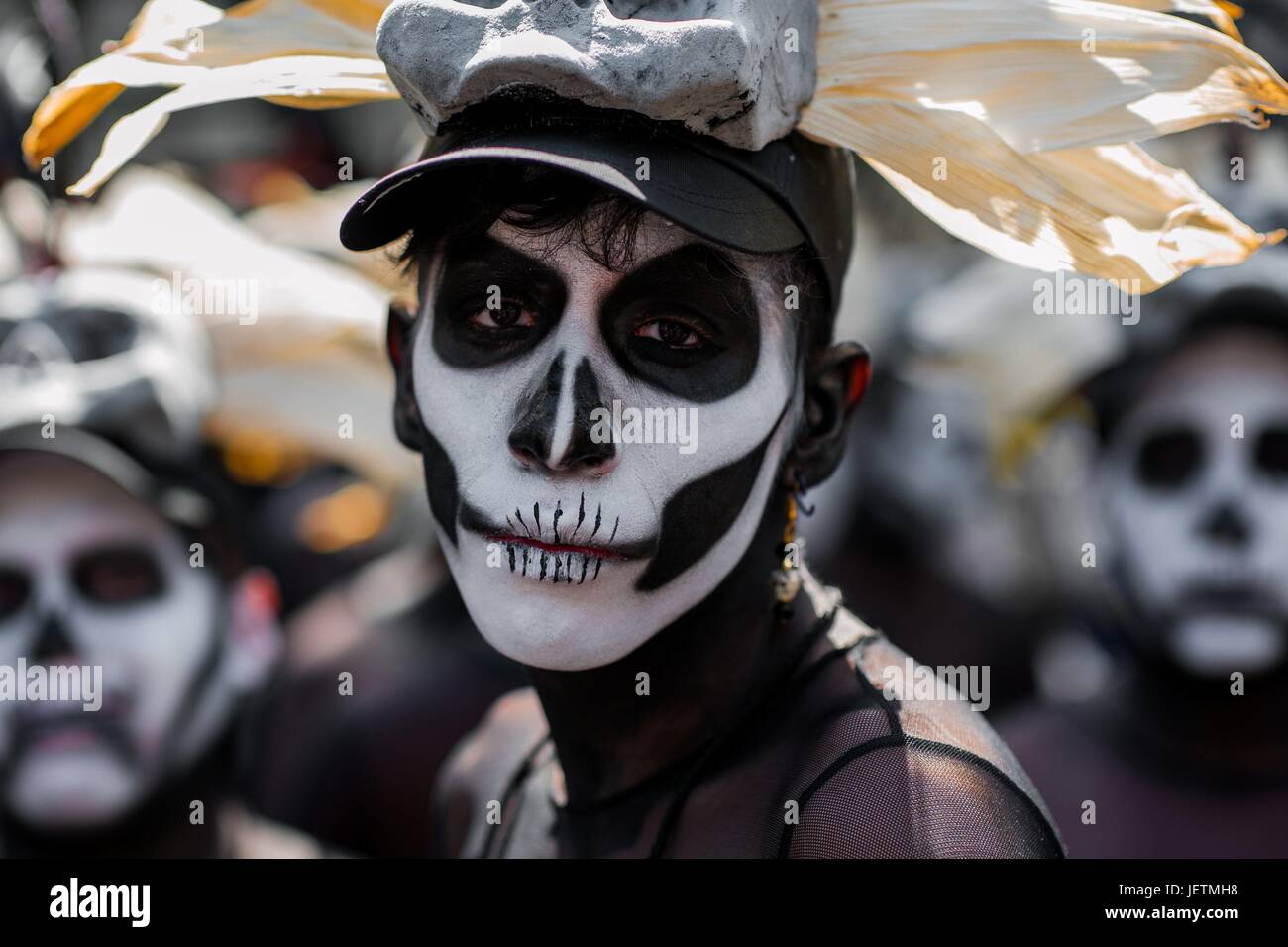 Un hombre Mexicano, vistiendo una máscara de cráneo y tenía la cara pintada  con tema Calaca, realiza en la calle durante el día de los muertos en la  Ciudad de México, México,