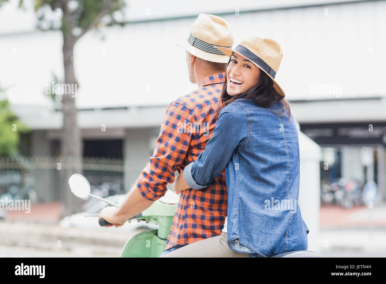 Retrato de mujer hombre abrazando desde atrás Foto de stock