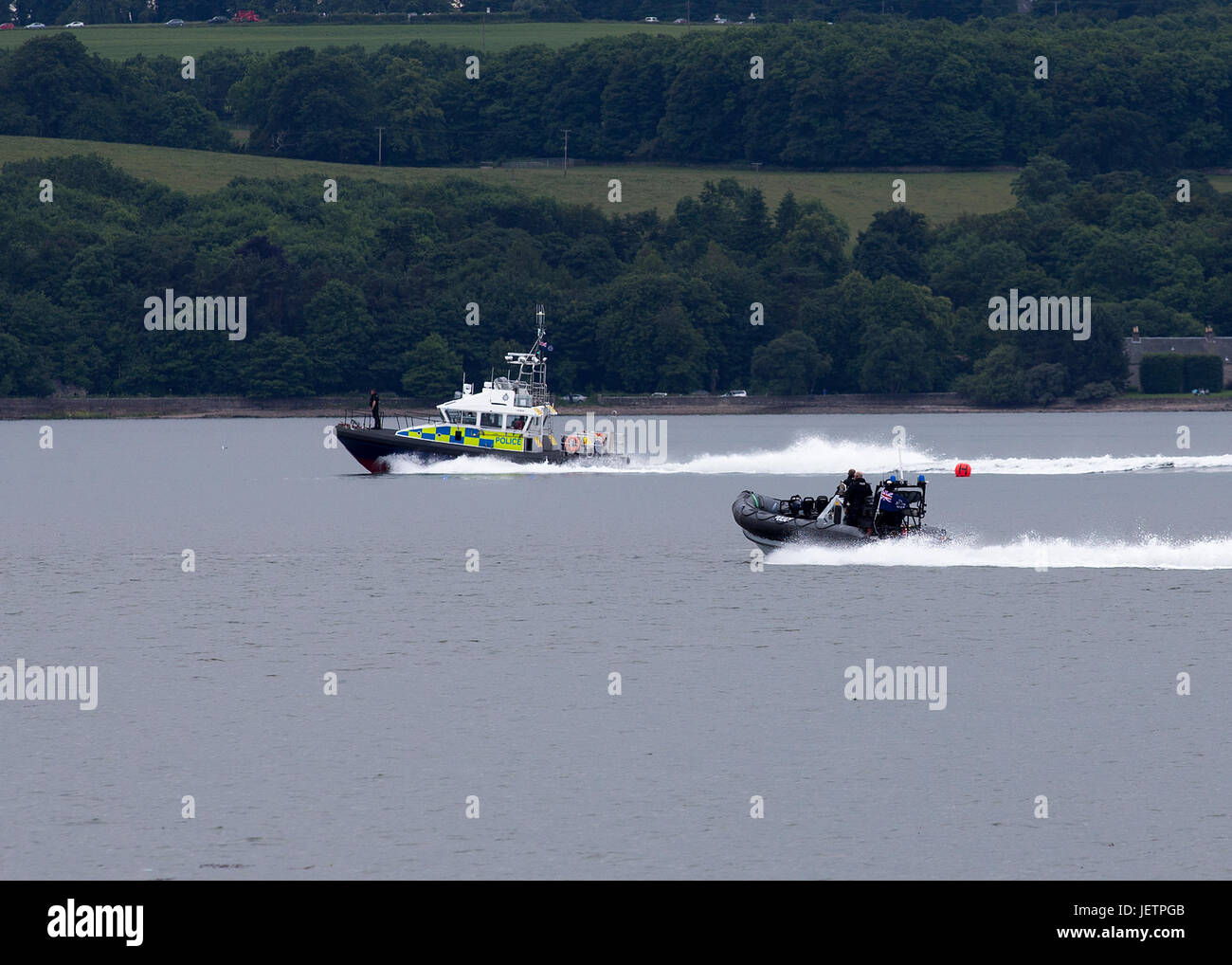 Unidad de policía marítima Británica en una costilla en el Firth of Forth Foto de stock