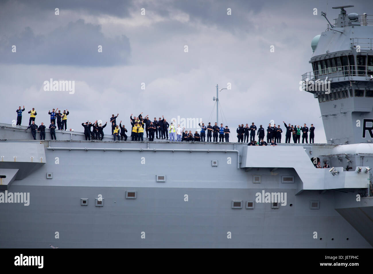Portaaviones HMS Queen Elizabeth dejando el astillero Rosyth en Fife, Escocia Foto de stock