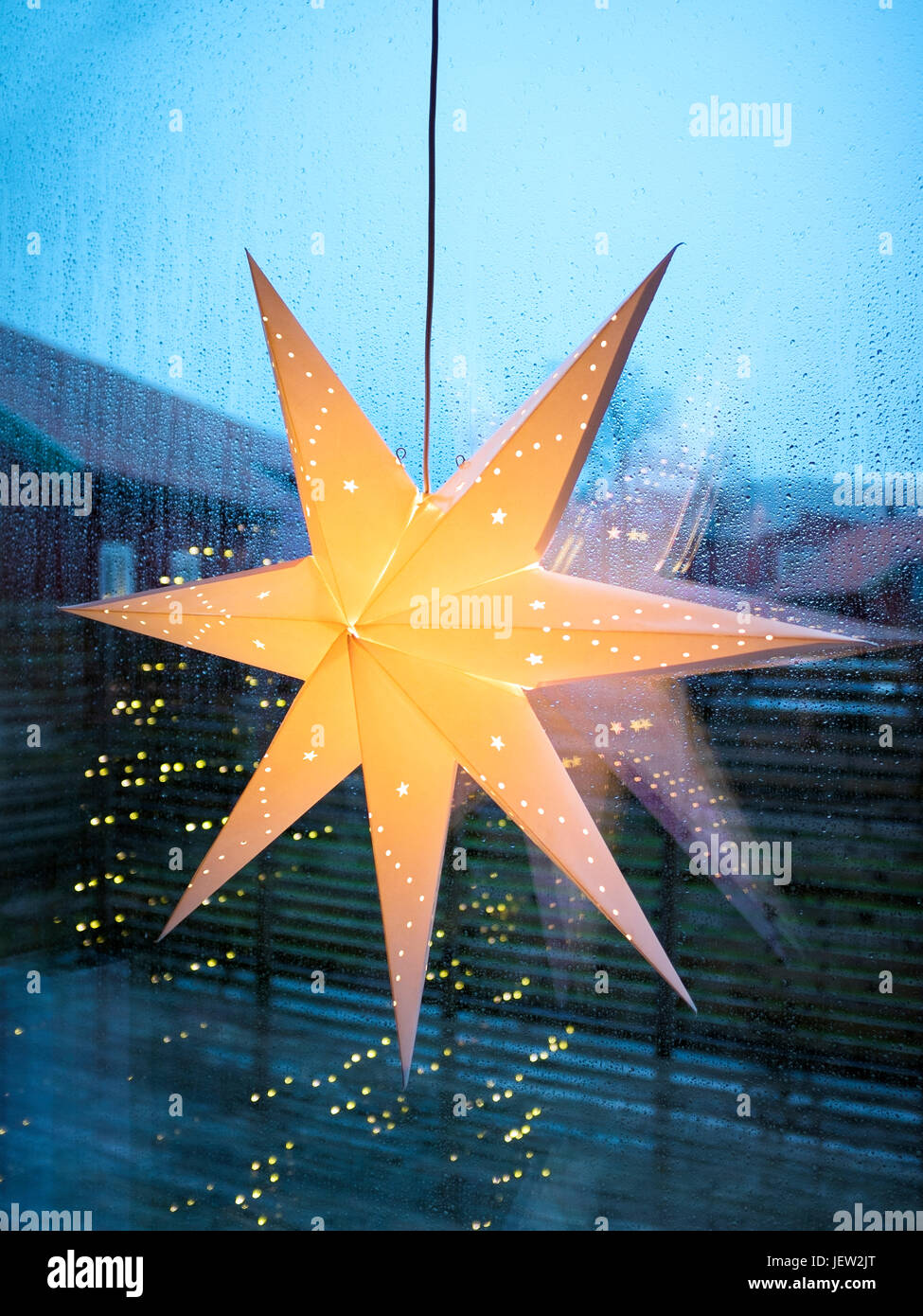 Estrella iluminada en la ventana Fotografía de stock - Alamy