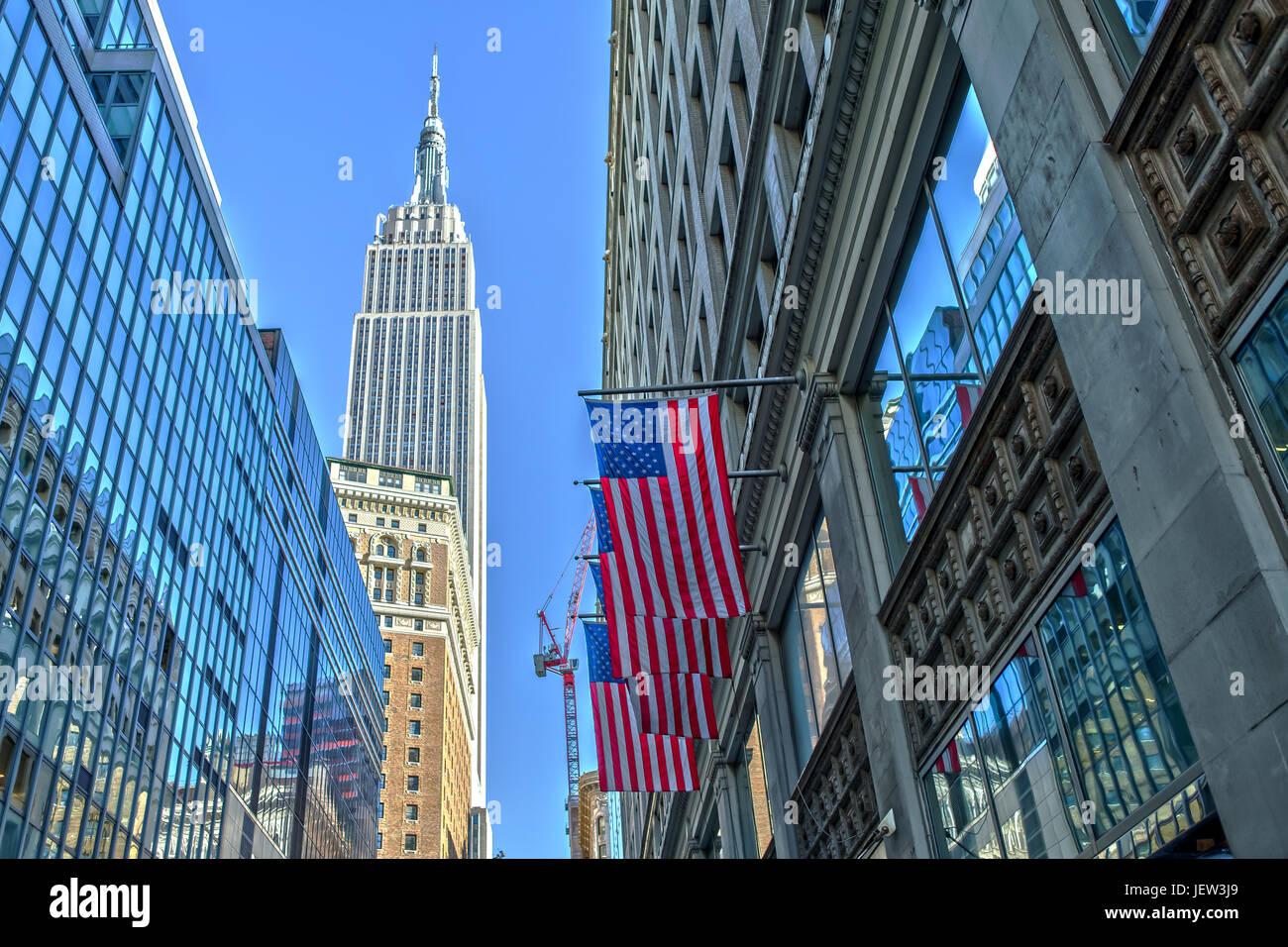 El Empire State Building y la Bandera estadounidense Foto de stock