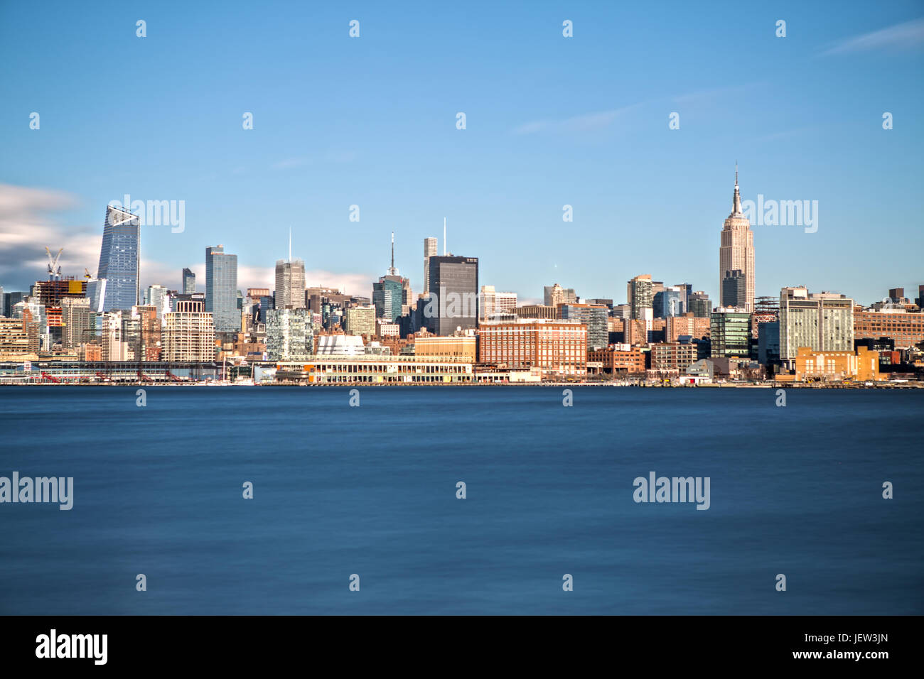 El Edificio Empire State y Midtown Manhattan visto desde Hoboken Foto de stock