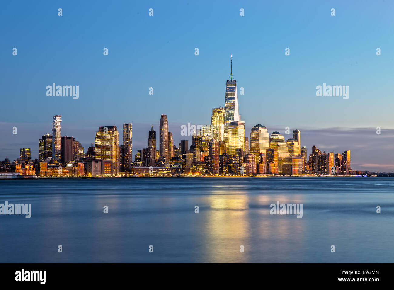 La Ciudad de Nueva York después de la puesta del sol Foto de stock