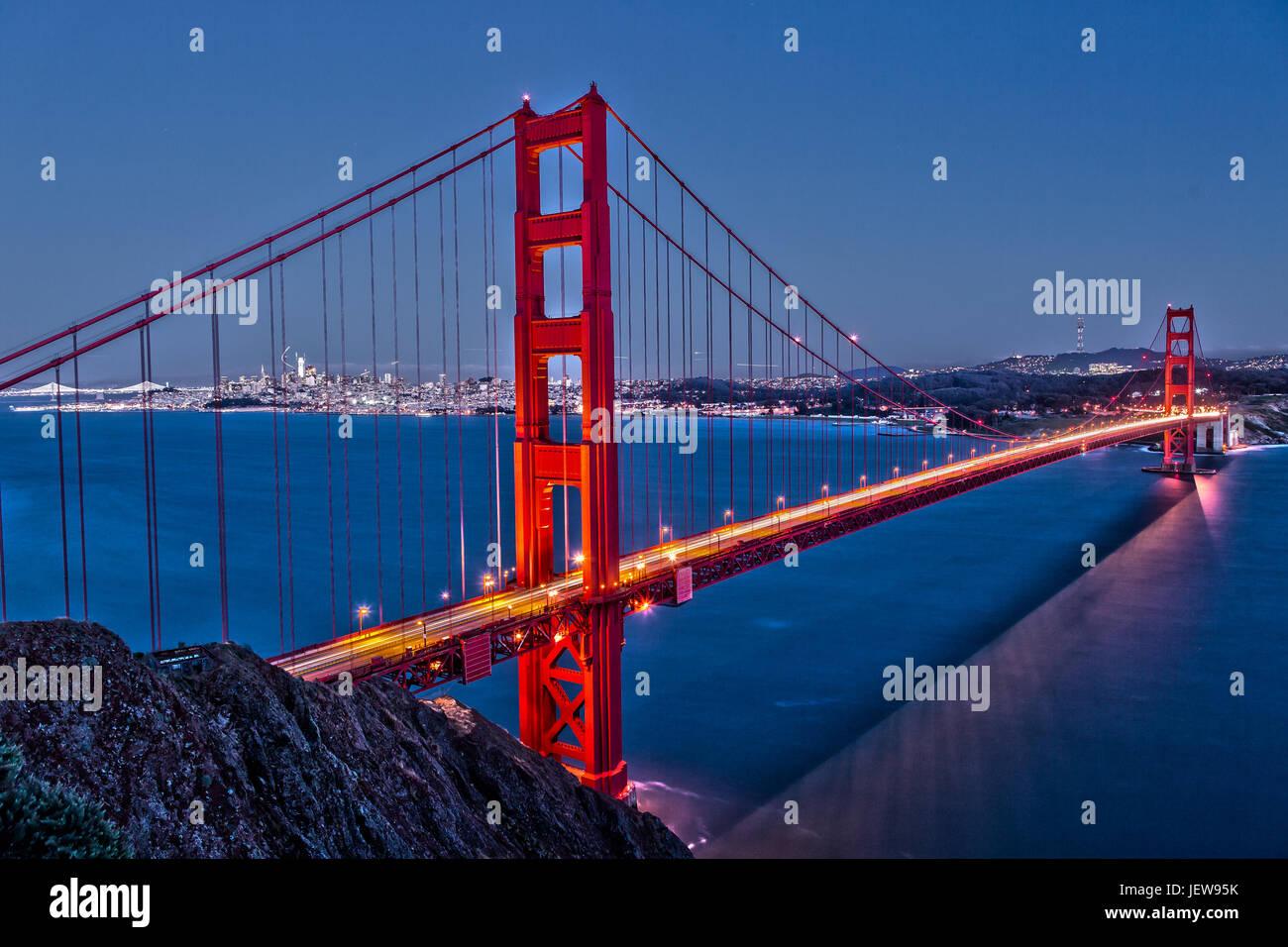 Puente Golden Gate en la noche de Marin Foto de stock