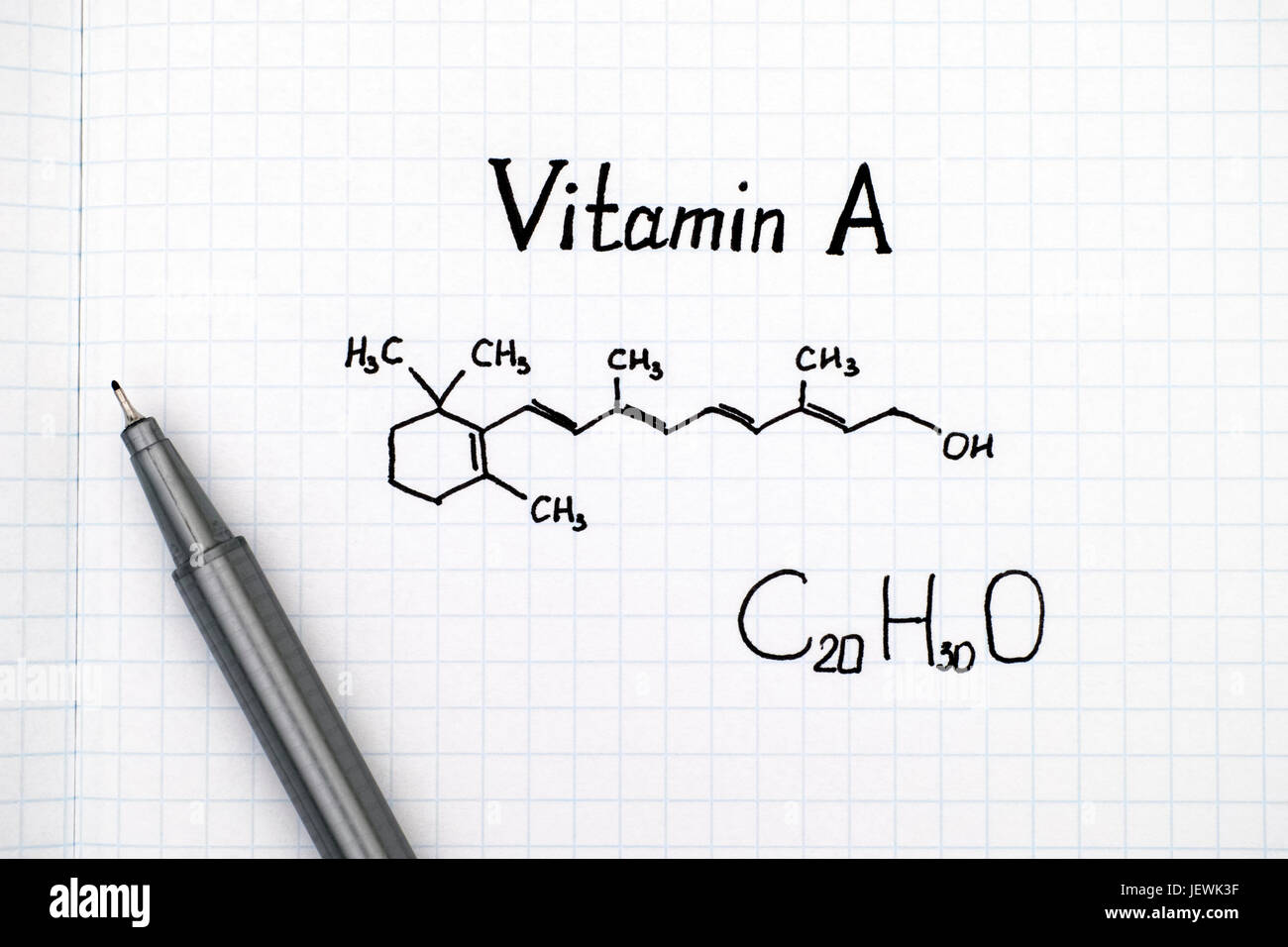 La fórmula química de la vitamina A con un lápiz de color negro Fotografía de stock Alamy La fórmula química de la vitamina A con un lápiz de color negro Fotografía de stock Alamy