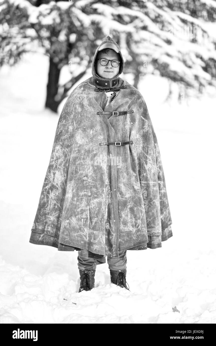Retrato del actor Doug Brochu vistiendo un diseño propio manto. Foto de stock