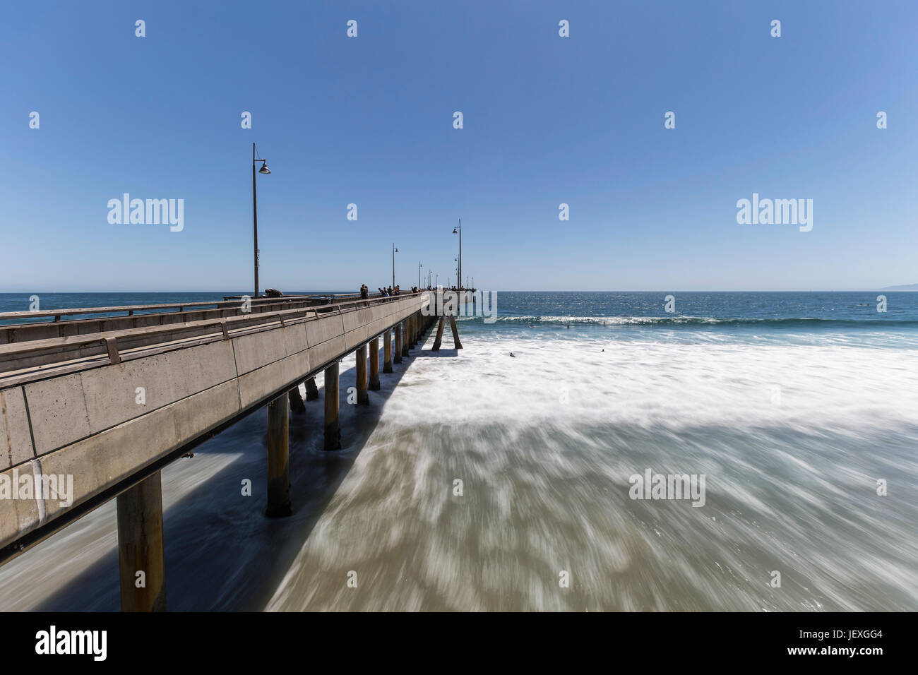 Los Angeles, California, USA - Junio 26, 2017: Venice Beach Pier con desenfoque de movimiento de agua en el sur de California. Foto de stock