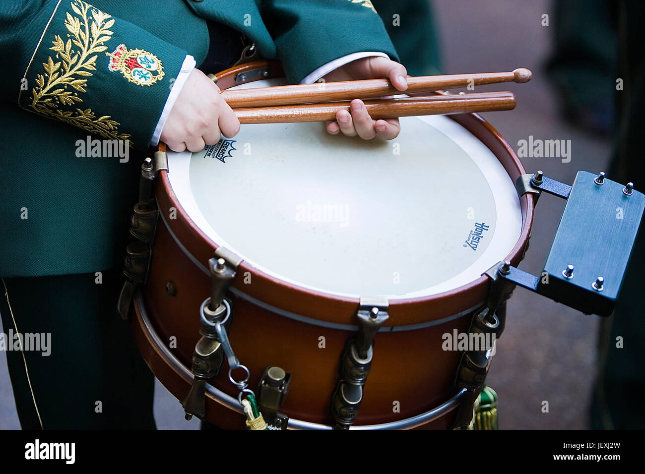 Escudriñar Insistir Samuel Niño sosteniendo baquetas sobre un tambor en procesión durante la Semana  Santa, España Fotografía de stock - Alamy