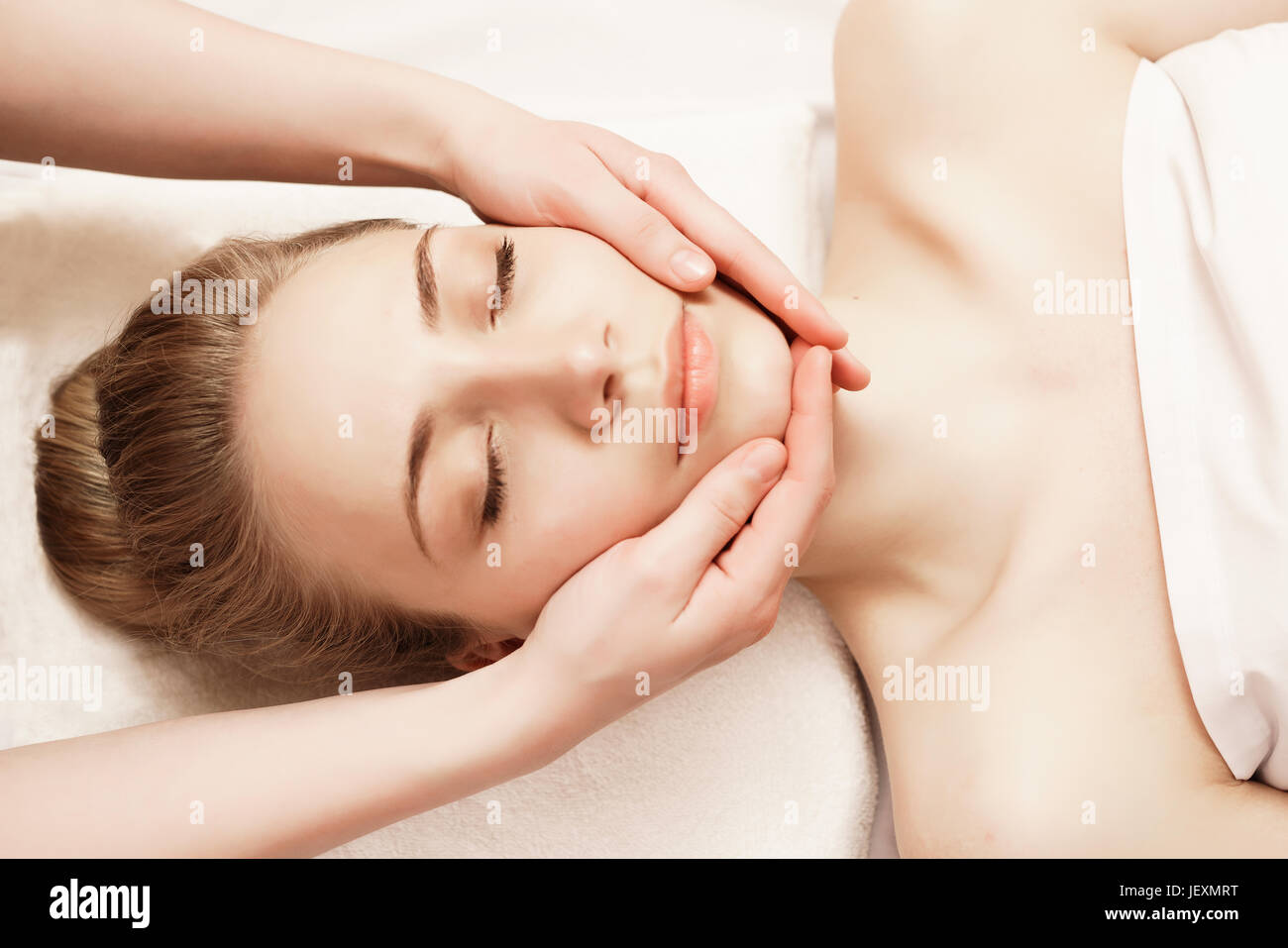 Masaje facial antienvejecimiento fotografías e imágenes de alta resolución  - Alamy