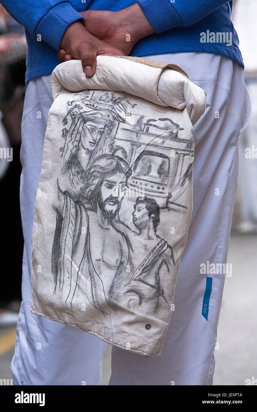 Con un Costalero en costal pintado a mano con motivos religiosos, España Foto de stock