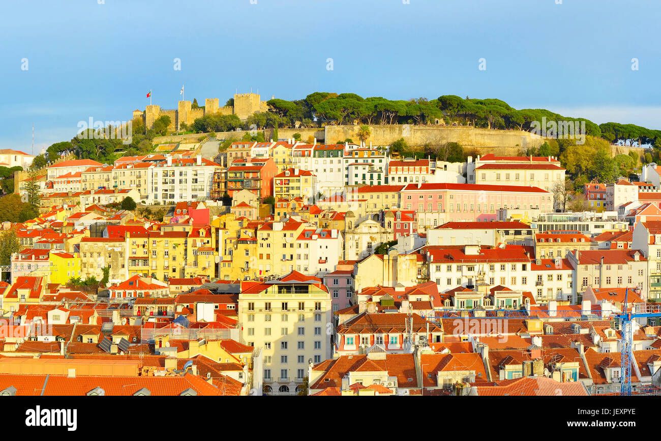 Panorama de Lisboa Lisboa Castillo en lo alto de una colina al atardecer. Portugal Foto de stock