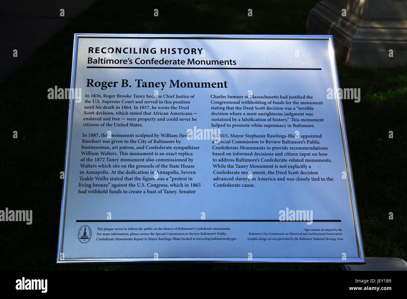 La placa por una comisión para revisar Baltimore Monumentos Confederado junto al monumento a Roger B Taney, Mount Vernon, Baltimore, Maryland, EE.UU. Foto de stock