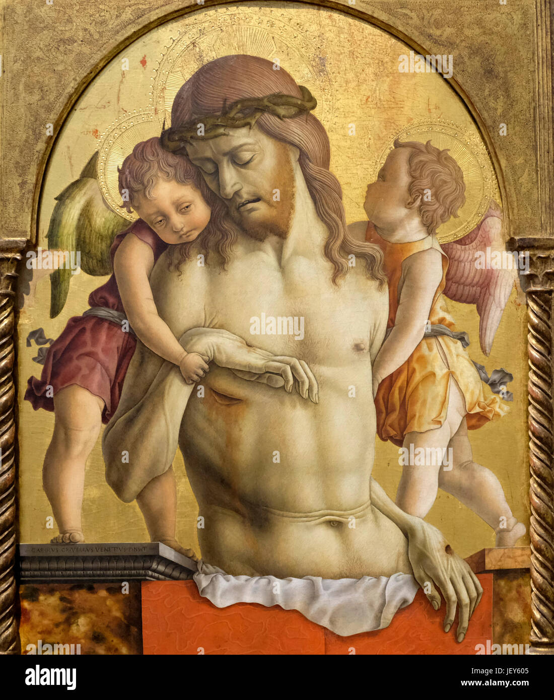 El Cristo Muerto sostenido por dos ángeles, circa 1475, Carlo Crivelli Foto de stock