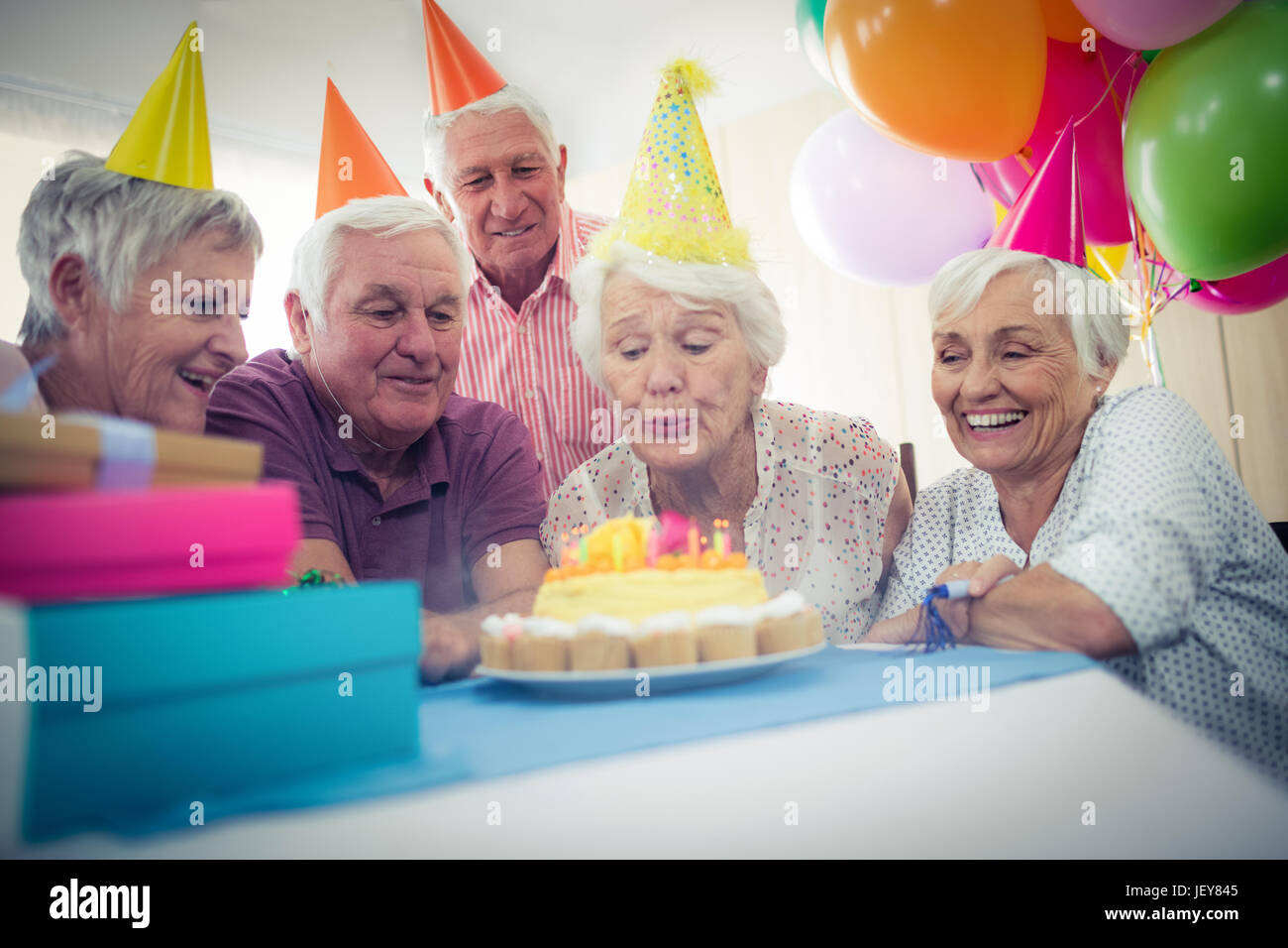 Grupo de ancianos celebrando un cumpleaños. Foto de stock