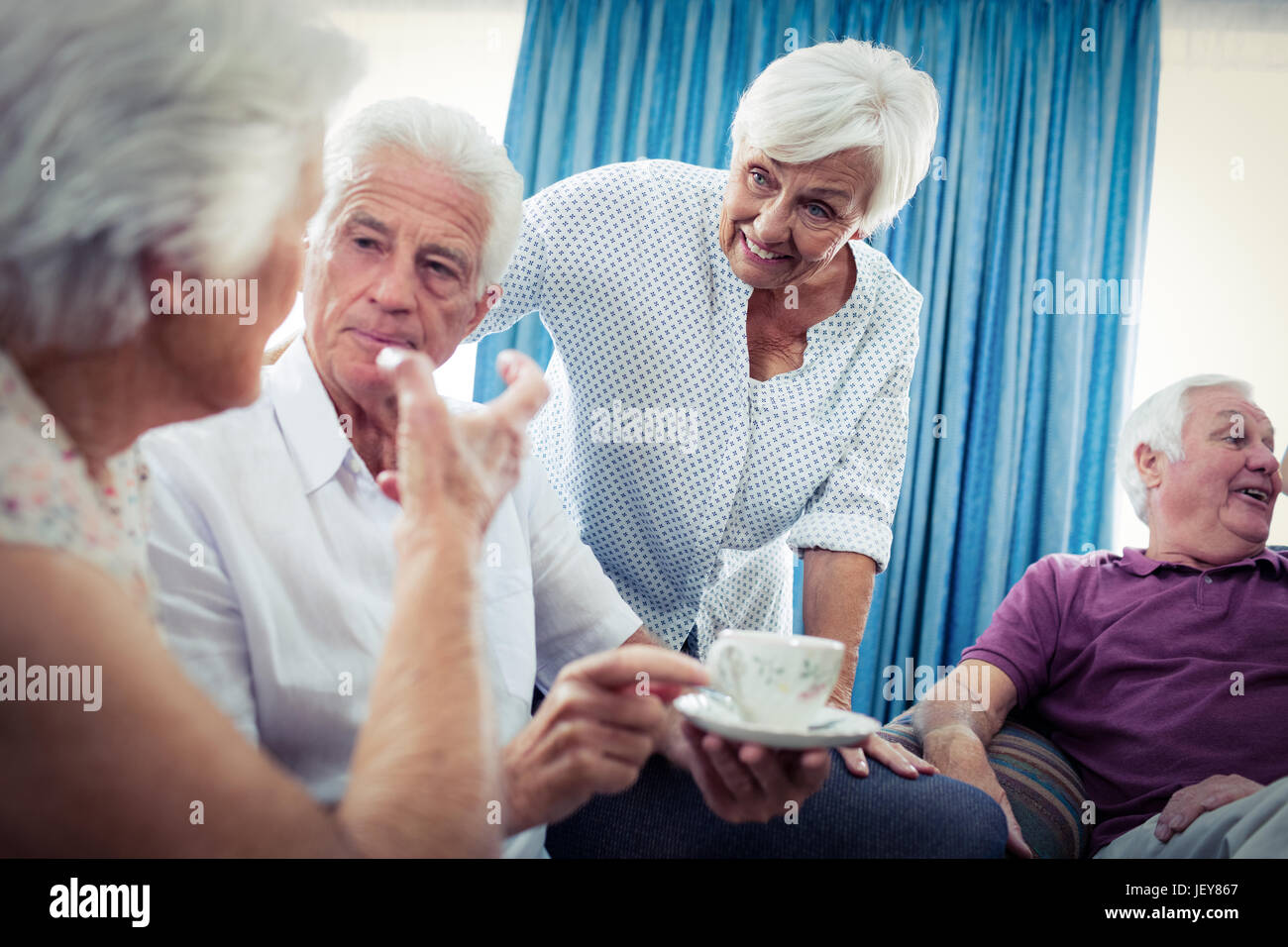 Grupo de ancianos interactuando Foto de stock