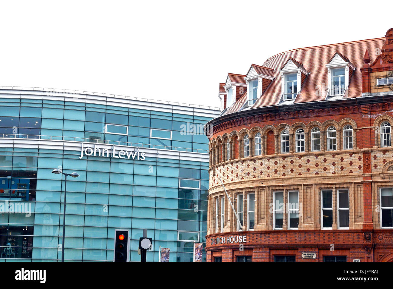 La tienda de John Lewis de vidrio contrasta con la Casa de la iglesia de ladrillo,Hanover Street, Liverpool, UK Foto de stock