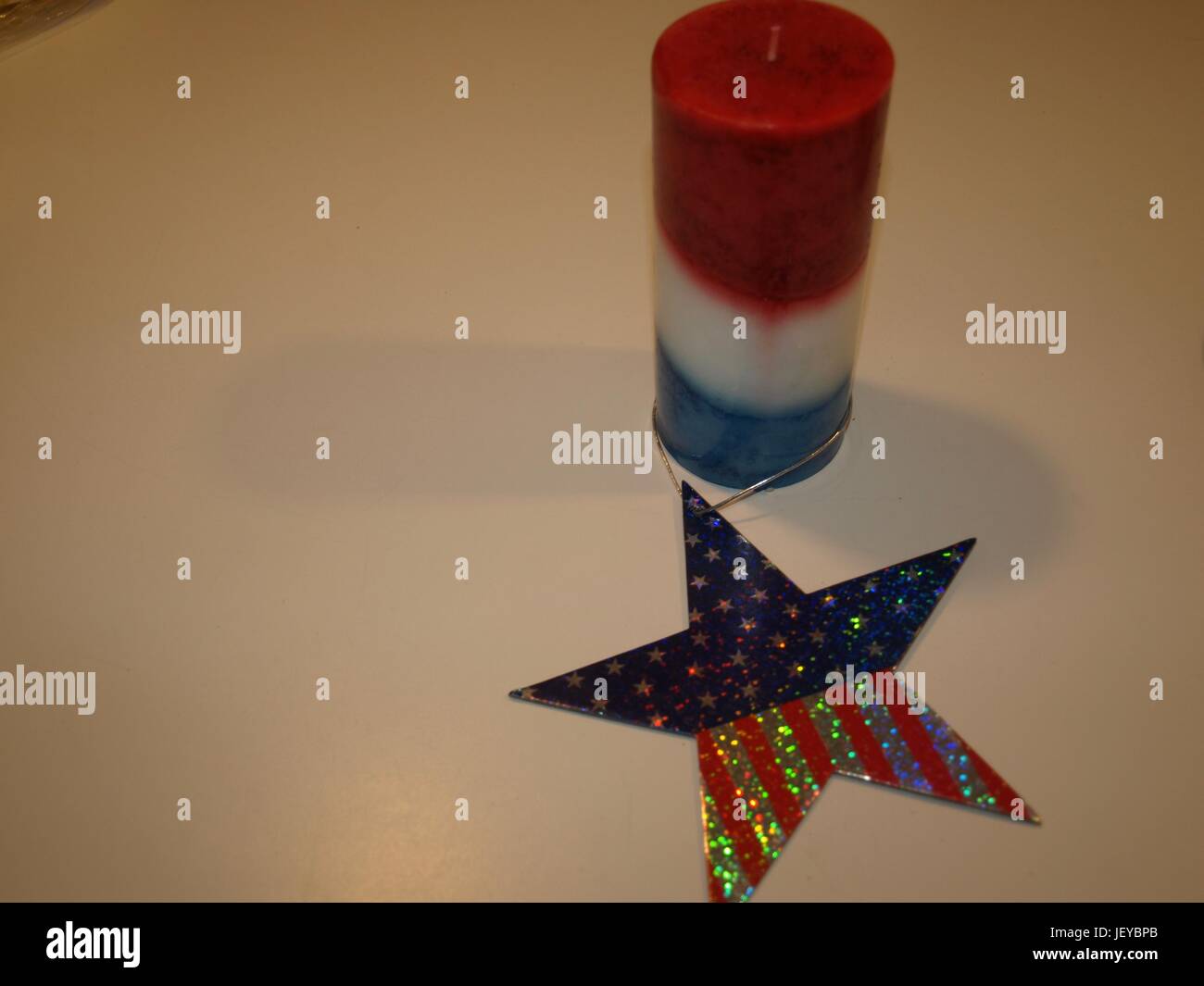 Un rojo, blanco y azul con una estrella vela colgando Foto de stock