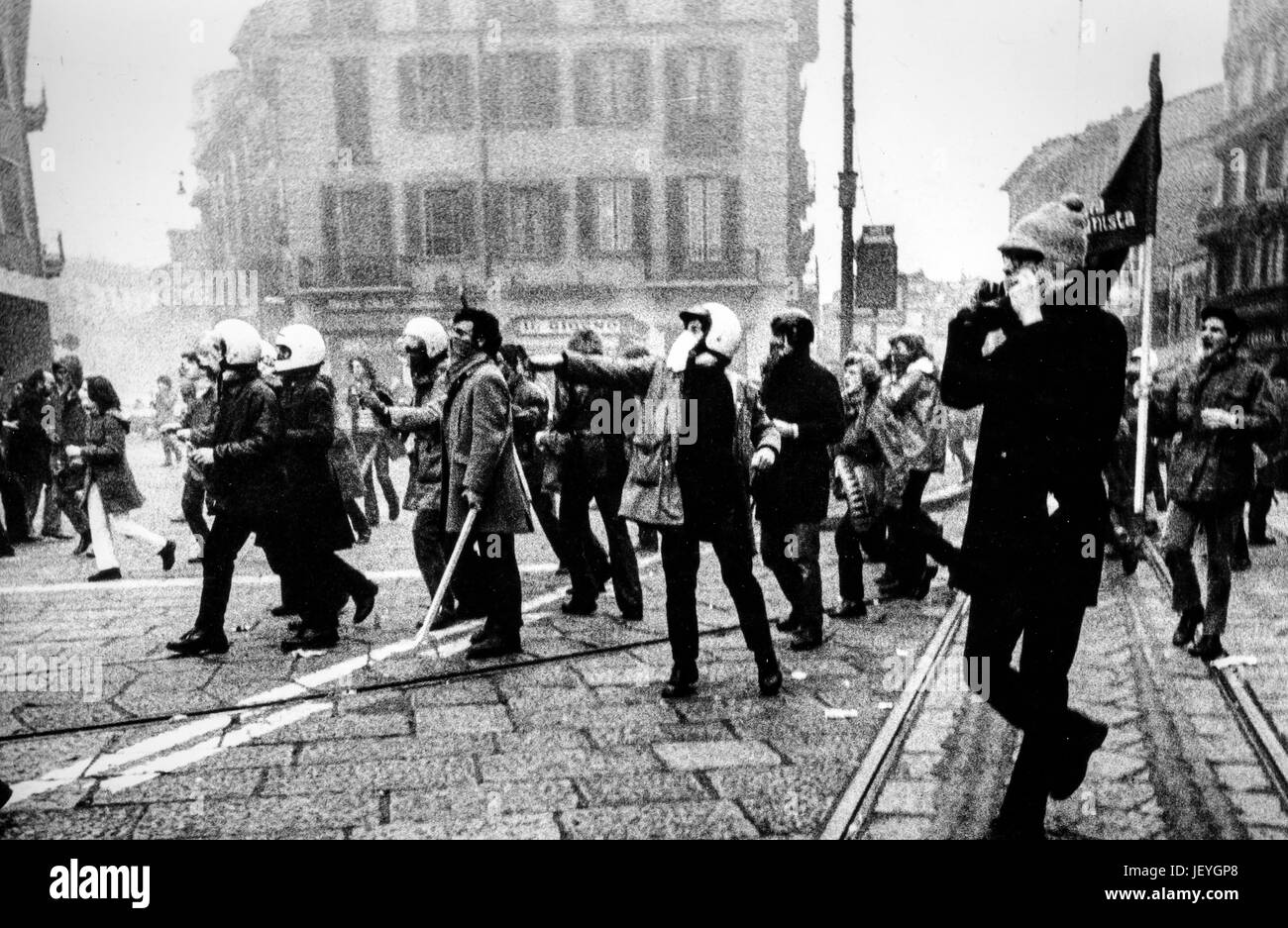 Manifestación anti-fascista, milano, 1975 Foto de stock