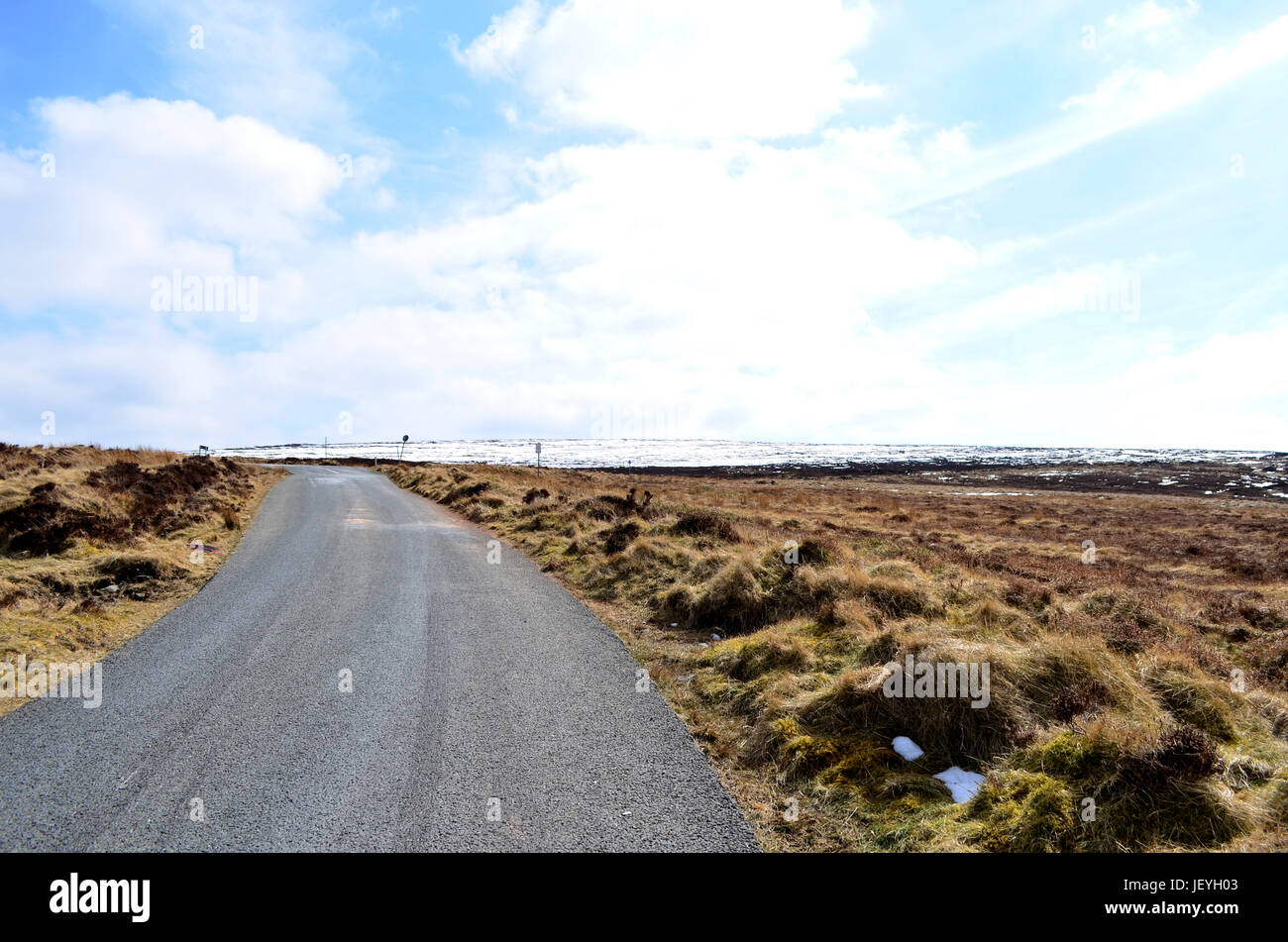 Hielo en la vieja carretera carretera militar en Wicklow, Irlanda Foto de stock