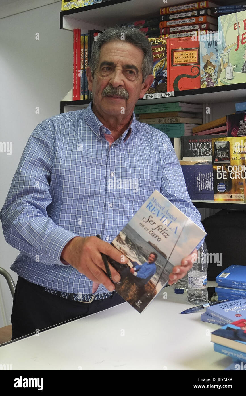 Miguel Ángel Revilla signos de copias de sus libros en la Feria del Libro  de Madrid en el Parque del Retiro con: Miguel Ángel Revilla donde: Madrid,  España cuando: 28 de mayo