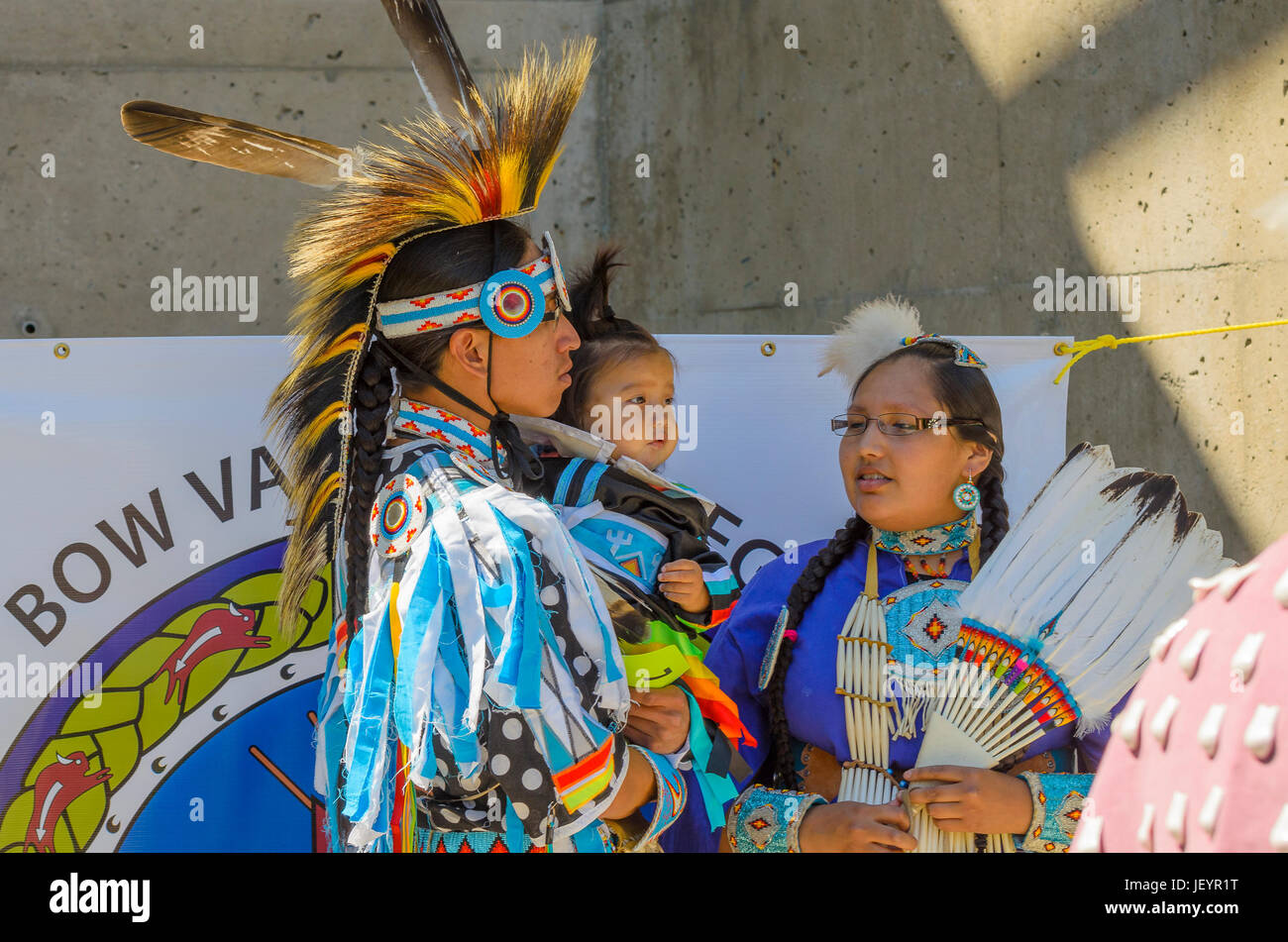 Pareja joven con niño, las Primeras Naciones del Canadá día Pow Wow, Princess Island, Calagary, Alberta, Canadá Foto de stock