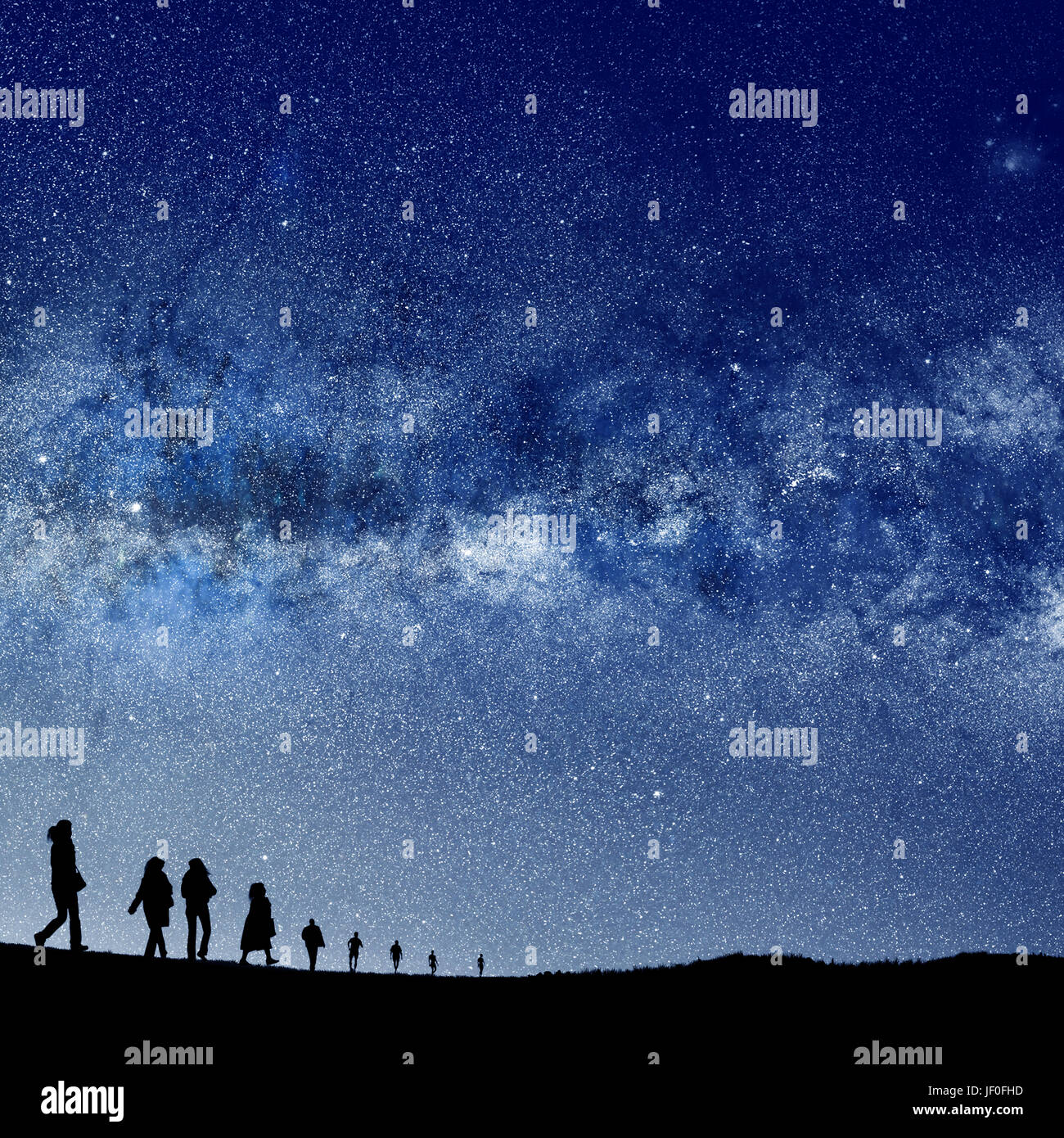 Imagen conceptual de siluetas de personas y abstracto universo de luces.  NASA galaxy imágenes manipuladas y utilizadas; https://nasasearch.nasa.gov/search/image  Fotografía de stock - Alamy
