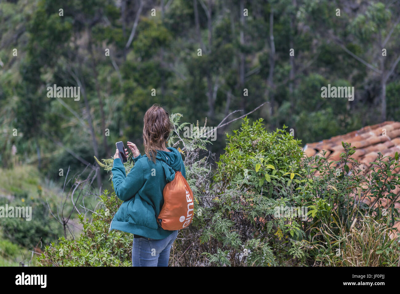 Mujer joven mochilero en Ingapirca, Ecuador Foto de stock