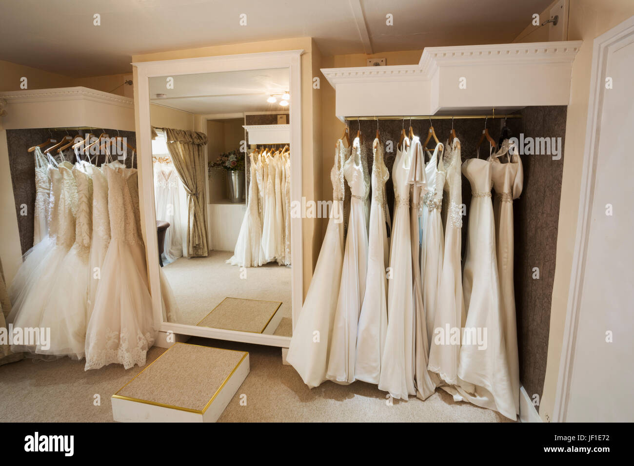 Filas de vestidos de novia en exhibición en una tienda de vestidos de boda  especialista. Bridal boutique Fotografía de stock - Alamy