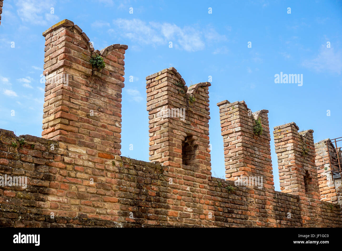 Detalle de una antigua muralla del castillo medieval. Foto de stock