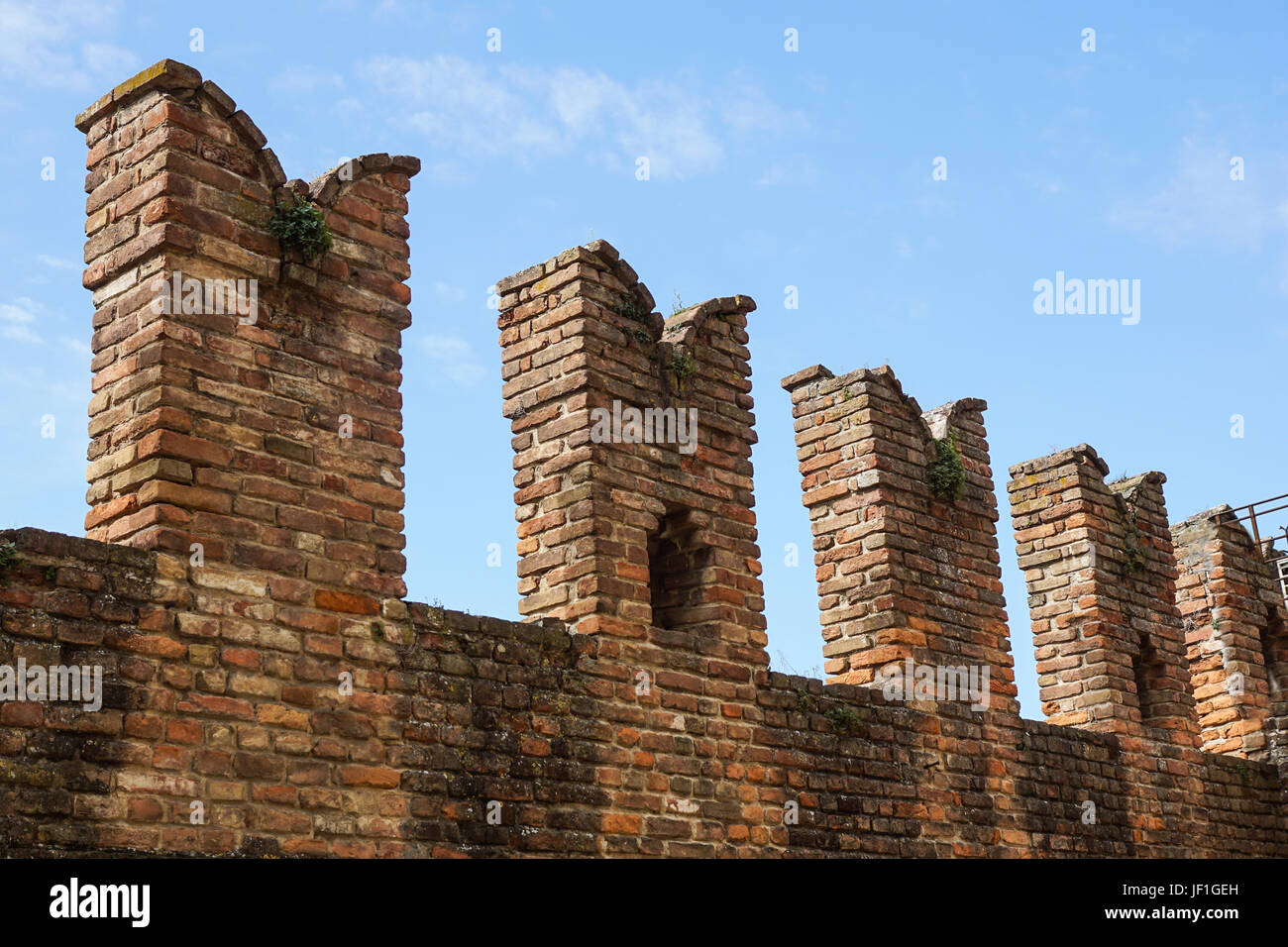 Detalle de una antigua muralla del castillo medieval. Foto de stock