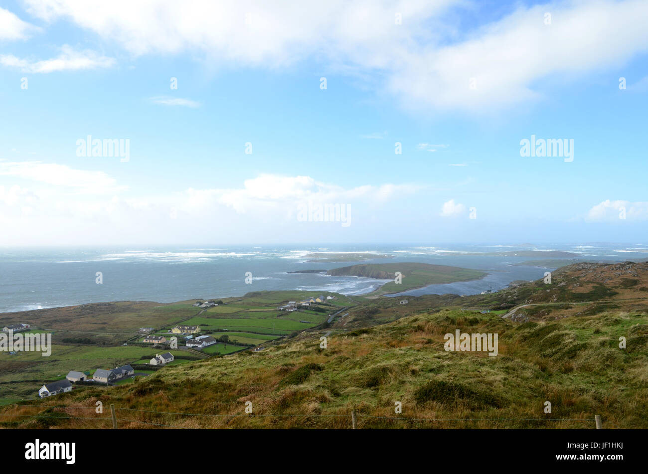 Acantilado Costa y vista al mar desde el Cielo Road en Clifden, Irlanda Foto de stock