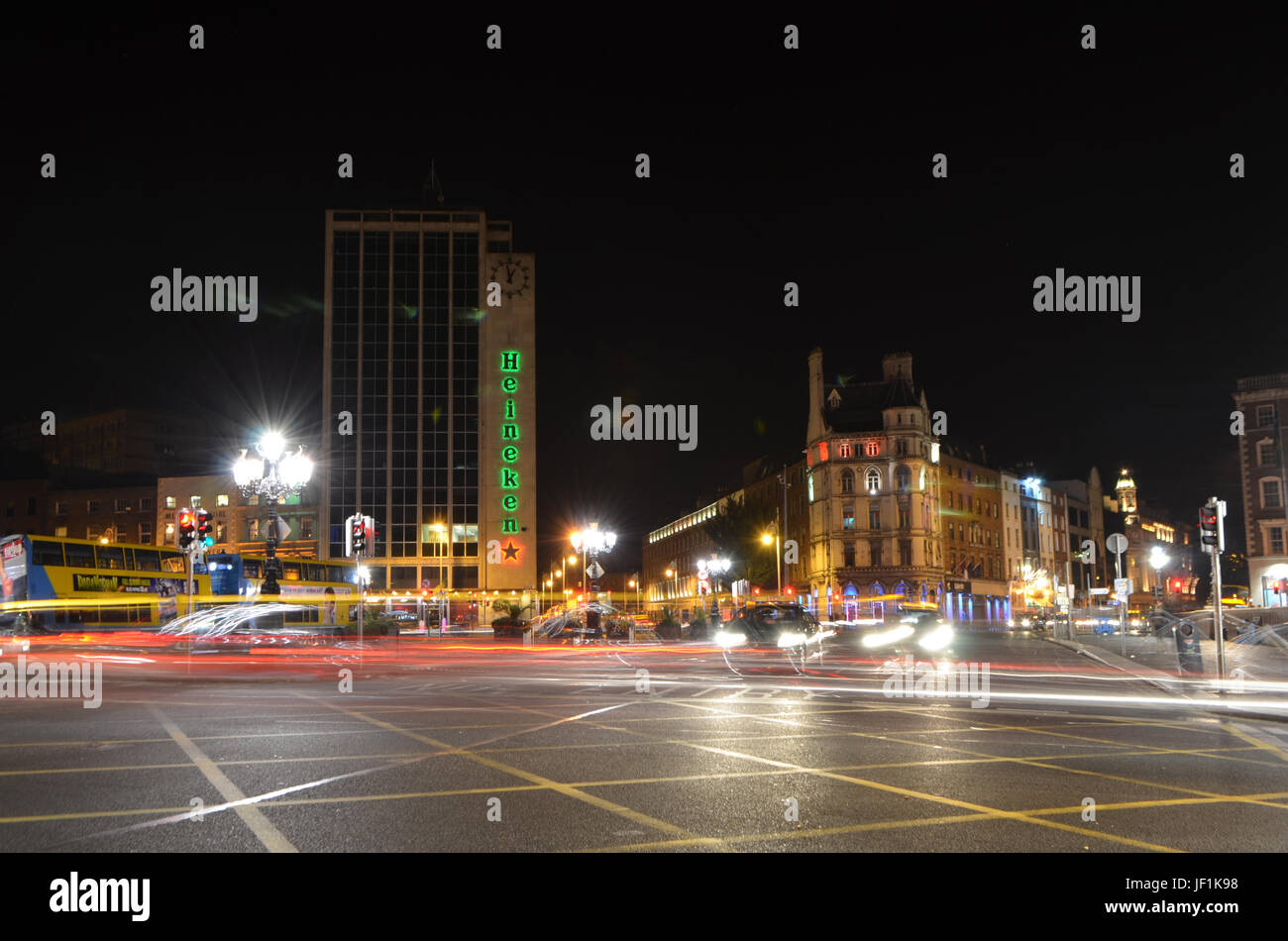 La larga exposición de O'Connell Bridge Street View por la noche en Dublín, Irlanda Foto de stock