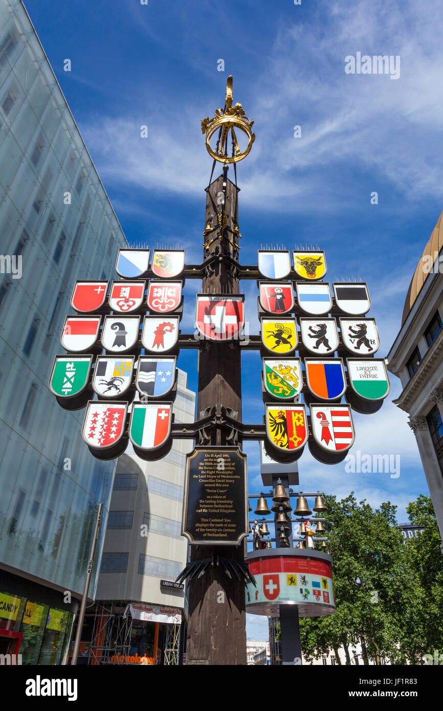 Árbol cantonal mostrando los escudos de armas de los 26 cantones de Suiza, Leicester Square, London, UK Foto de stock