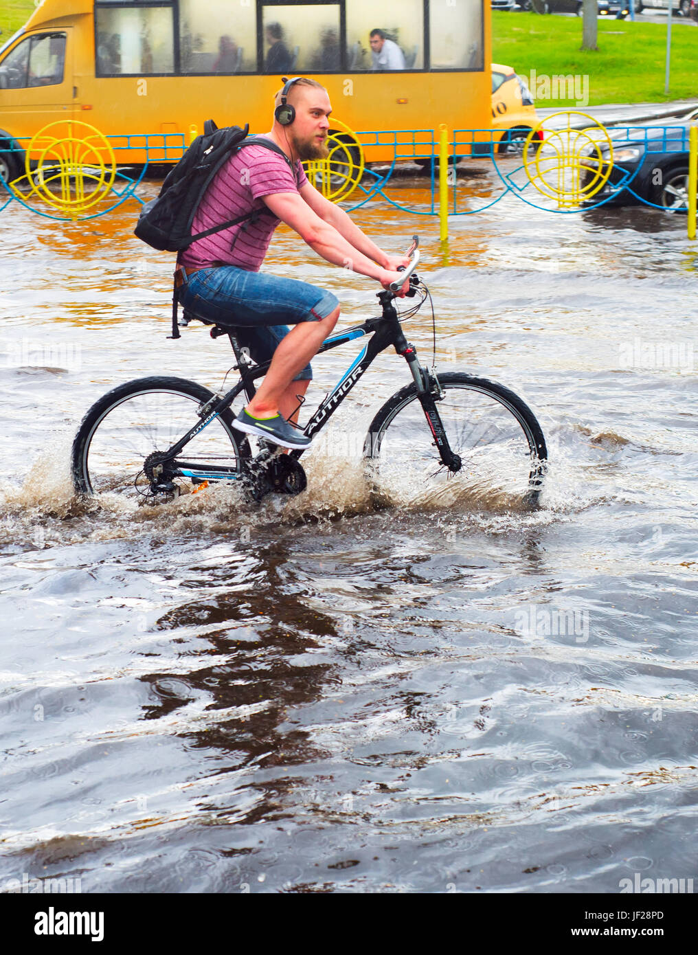 Andar en bicicleta en la lluvia Fotografía de stock - Alamy
