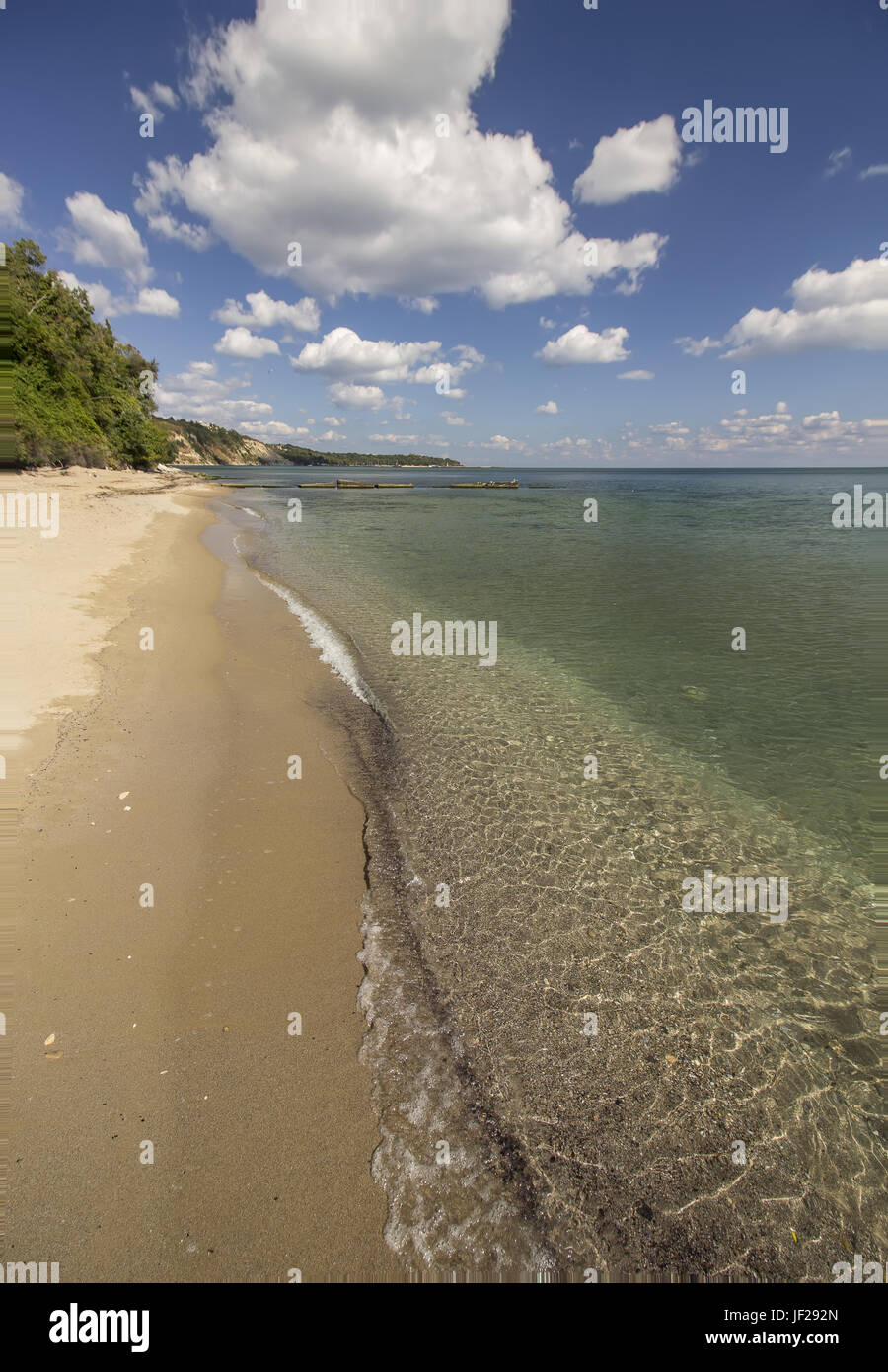 Las olas del mar en calma Foto de stock