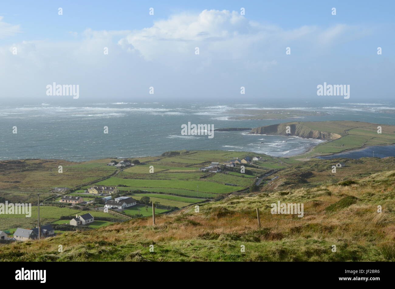 Acantilado Costa y vista al mar desde el Cielo Road en Clifden, Irlanda Foto de stock