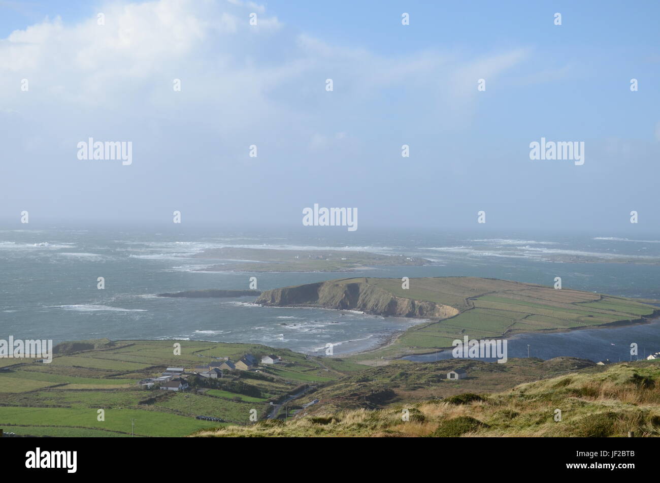 Acantilado Costa y vista al mar desde el Cielo Road en Clifden, Irlanda Foto de stock