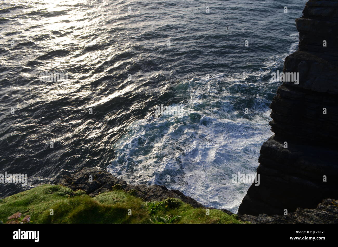 Vista al mar desde los acantilados de la península de Loop Head en Clare, Irlanda Foto de stock