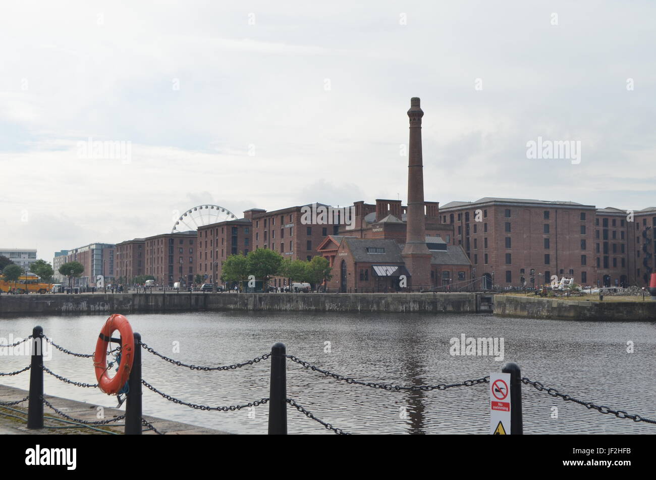 Vista de la calle de la Caseta de bombas en el Albert Dock del río Mersey, en Liverpool, Inglaterra Foto de stock