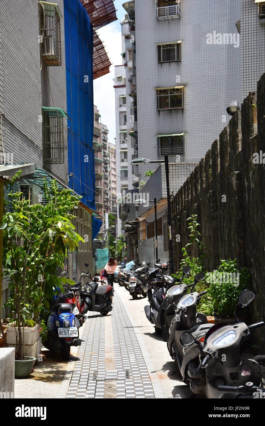 Un aliado para caminar utilizado para estacionamiento de scooters y motocicletas desde el parking gratuito es difícil de encontrar. Taiwán Foto de stock