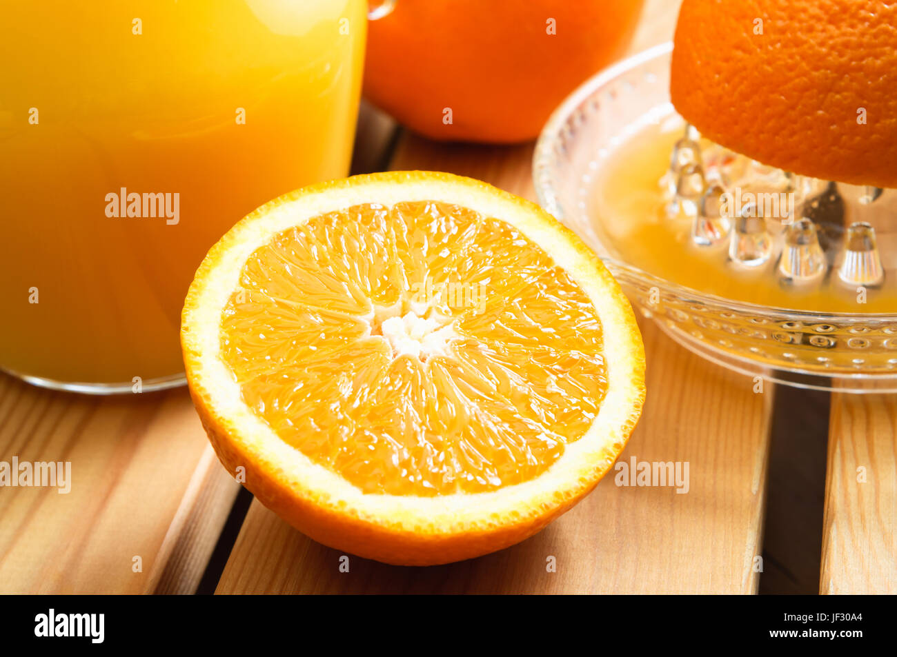 Media naranja en un exprimidor fotografías e imágenes de alta resolución -  Alamy